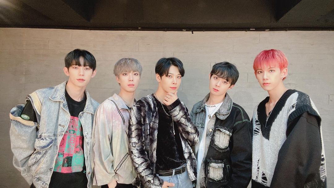 ParaguayTriger's tweet photo. [TRIGER] 📸 28.11.2021
Good morning 🌞 Everyone, have a happy week! 
The weather is so cold in Korea. Everyone, be careful not to catch a cold.~🙏
Please look forward to the next K-STAGE!
 #Shawny #Rio #SharkT #Ato #Roa  #트리거  #triger #triger_official 
@triger_official https://t.co/ECN58XYuec