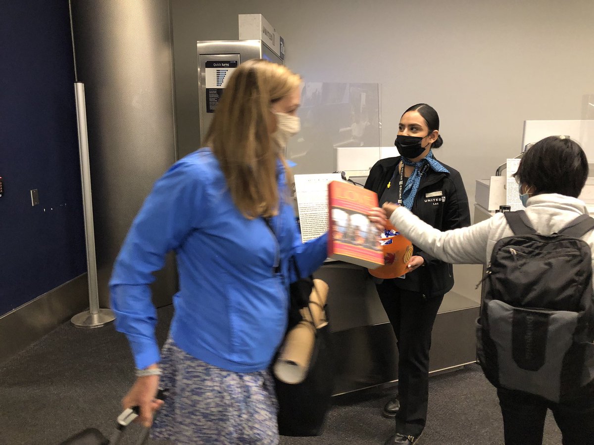 CharlieGiggers's tweet photo. Jocelyn Garcia, here at LAX, greeting our inbound customers from Maui, with a minty treat!!!@weareunited @mcgrath_jonna @Glennhdaniels @HectorAraujoUA 
@Pameladj13 @TammyLHServedio @JABLAX310 @MikeHannaUAL @DorisGunnell @Auggiie69 @Maggie_Ronan https://t.co/mCiod79QuS