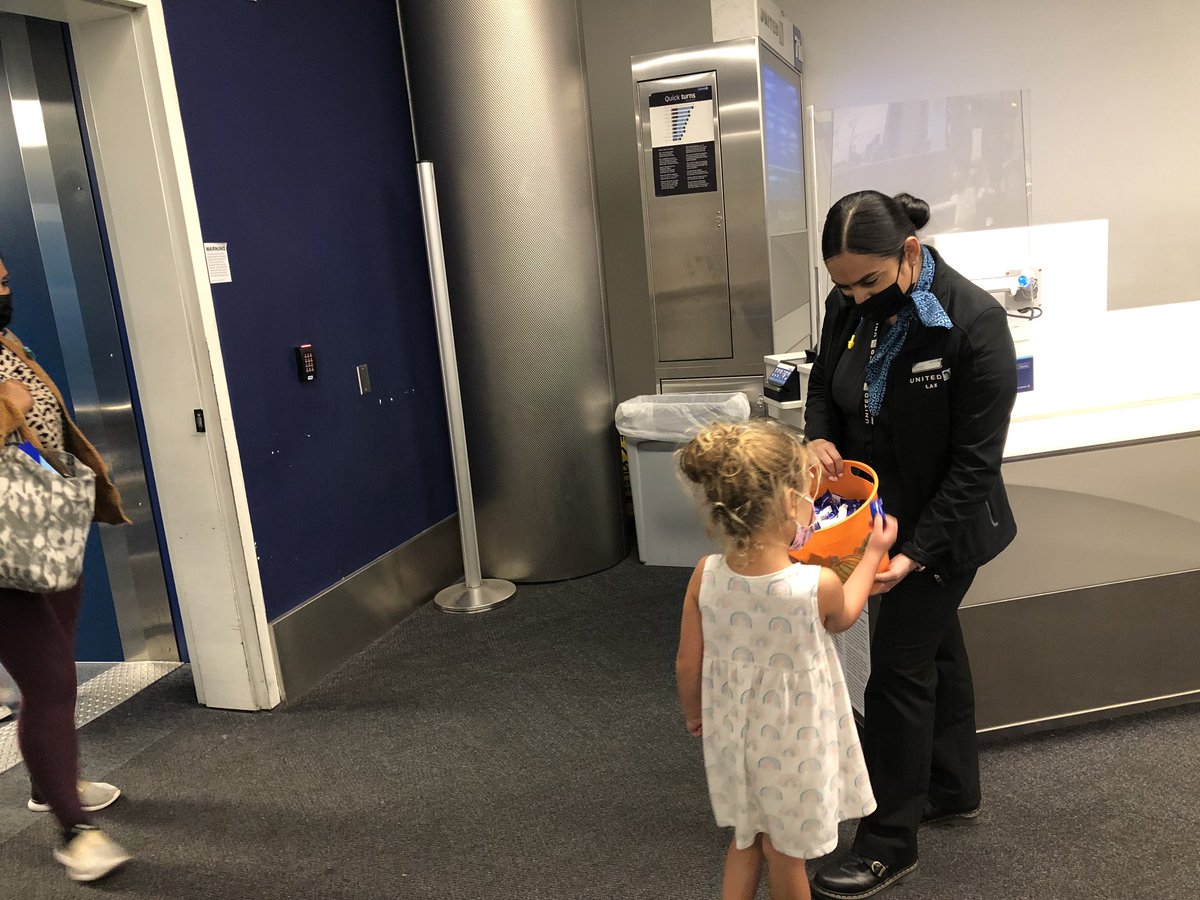 CharlieGiggers's tweet photo. Jocelyn Garcia, here at LAX, greeting our inbound customers from Maui, with a minty treat!!!@weareunited @mcgrath_jonna @Glennhdaniels @HectorAraujoUA 
@Pameladj13 @TammyLHServedio @JABLAX310 @MikeHannaUAL @DorisGunnell @Auggiie69 @Maggie_Ronan https://t.co/mCiod79QuS