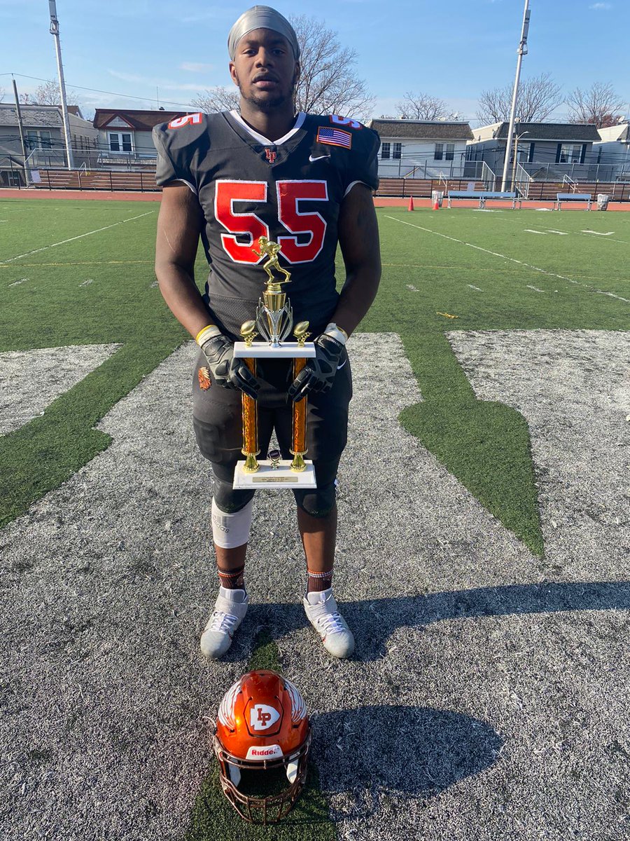 WeequahicHSFB's tweet photo. 2021 Soul Bowl MVP played lights out all szn and capped it on Thanksgiving @Jordan55ip 

📸 with Head Coach Brian Logan and Newark Mayor Ras J. Baraka @rasjbaraka https://t.co/kjqnvBR5ZR