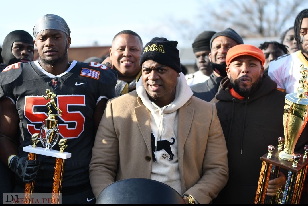 WeequahicHSFB's tweet photo. 2021 Soul Bowl MVP played lights out all szn and capped it on Thanksgiving @Jordan55ip 

📸 with Head Coach Brian Logan and Newark Mayor Ras J. Baraka @rasjbaraka https://t.co/kjqnvBR5ZR