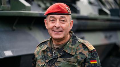 FrankfurtZack's tweet photo. Ein Generalmajor als Vorsitzender eines #Krisenstabs, der Einschränkungen bis hin zum Totalstillstand der Gesellschaft empfehlen wird, und mit der Organisation und Durchführung eines möglichen Impfzwangs der Zivilbevölkerung betraut wird, ist wirklich die Endstufe der Dystopie. https://t.co/VAlWVq18mi