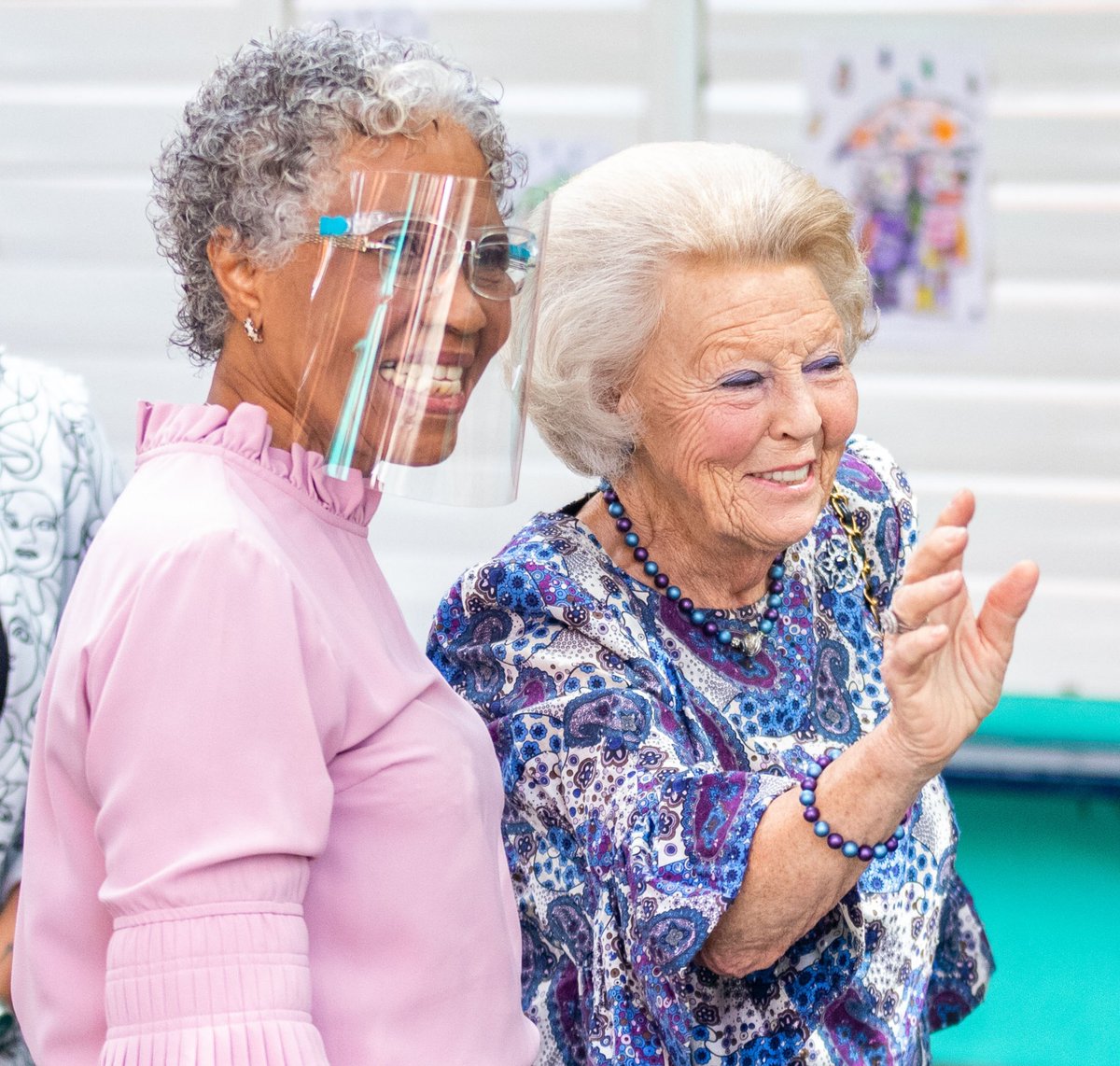 royalblognl's tweet photo. Prinses Beatrix is aan boord. KLM toestel klaar voor vertrek uit Curaçao.
Beeld: C&V #dcna Vliegtijd 8:45 uur
(Op foto naast haar de gouverneur van Curaçao) https://t.co/IZvlX4YMfY