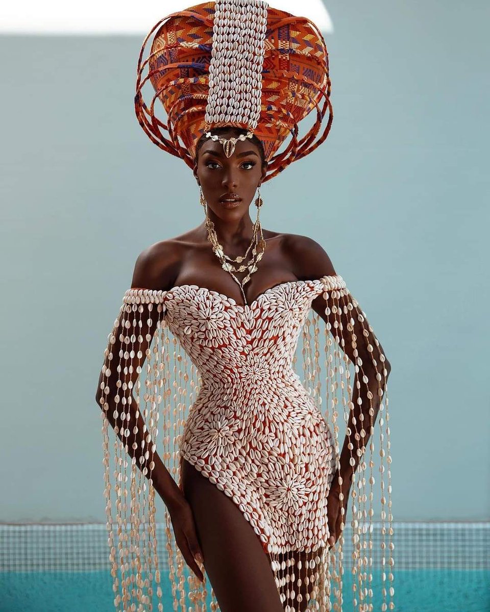 MinouChrystayl's tweet photo. Je ne peux pas dormir sans célébrer le travail de la robe haute couture ivoirienne fait main par @lafalaisedionn et son équipe pour la miss Olivia Yace. Je suis tellement fière de toi. 13 personnes ont bossé pour ce rendu. JE SUIS FIÈRE DE TOI. https://t.co/0XkcfnIc3H