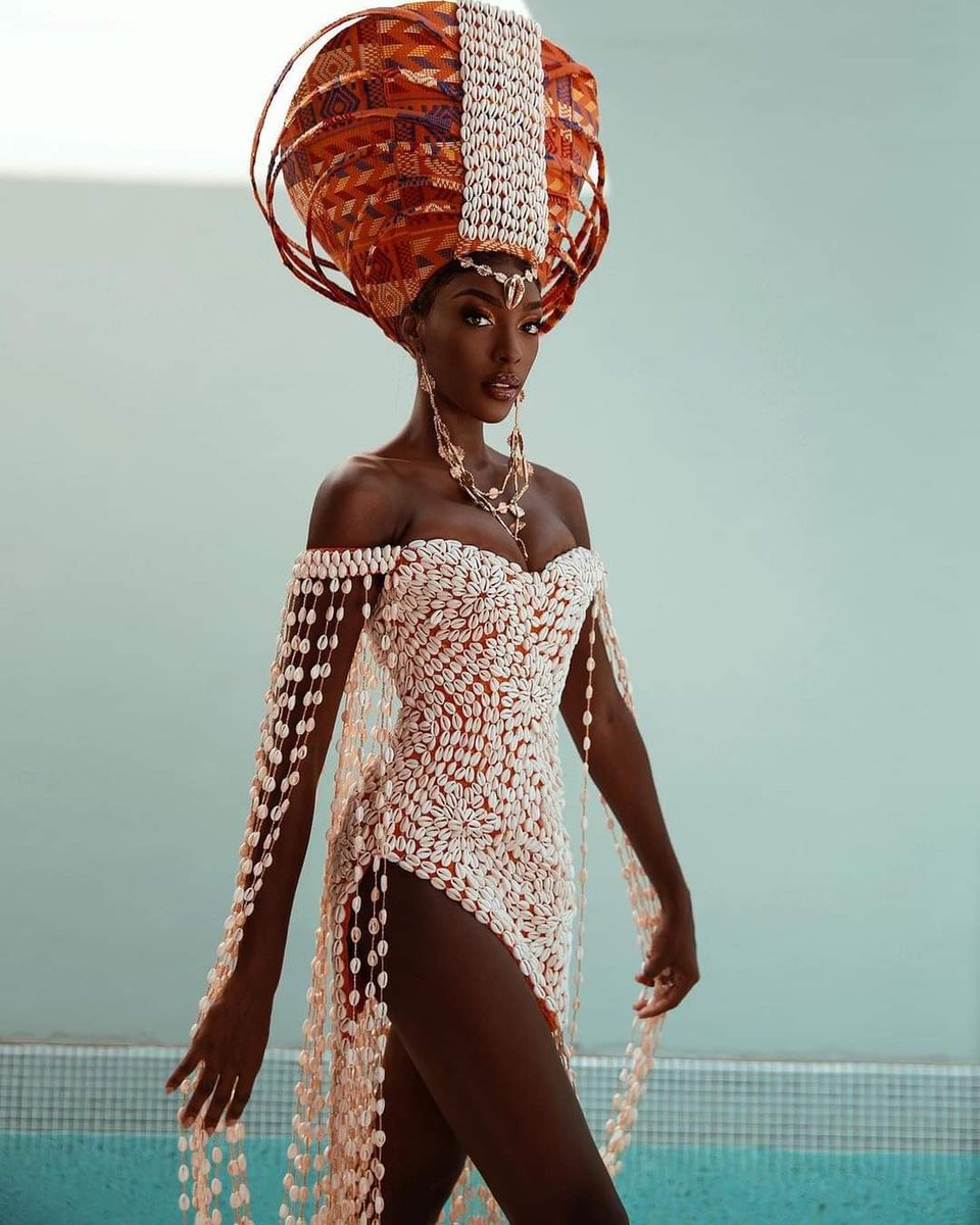 MinouChrystayl's tweet photo. Je ne peux pas dormir sans célébrer le travail de la robe haute couture ivoirienne fait main par @lafalaisedionn et son équipe pour la miss Olivia Yace. Je suis tellement fière de toi. 13 personnes ont bossé pour ce rendu. JE SUIS FIÈRE DE TOI. https://t.co/0XkcfnIc3H