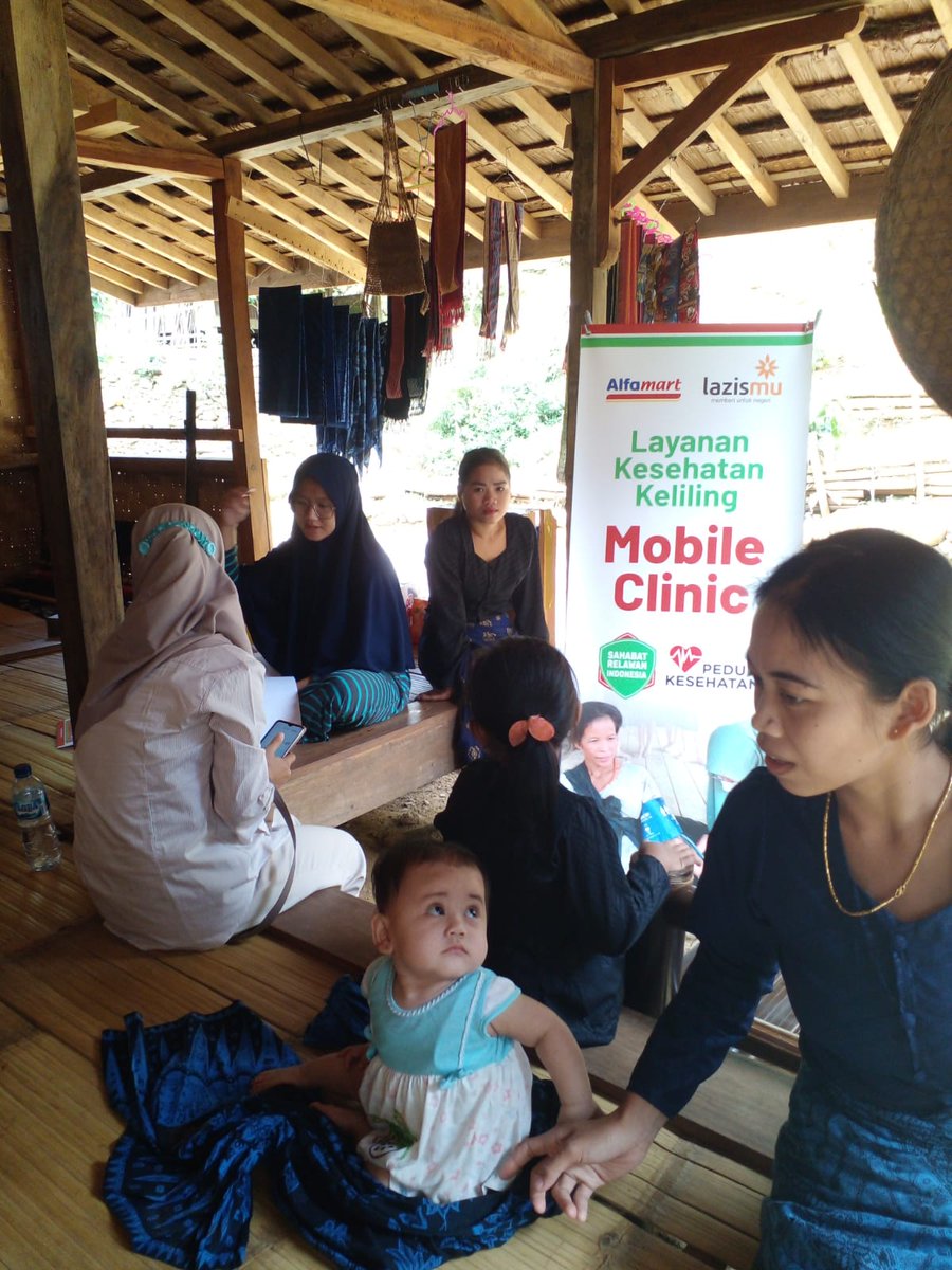 RelawanKampung's tweet photo. Pemeriksaan Kesehatan Keliling di Baduy. #Baduy #Kanekes https://t.co/808CIHRdp6
