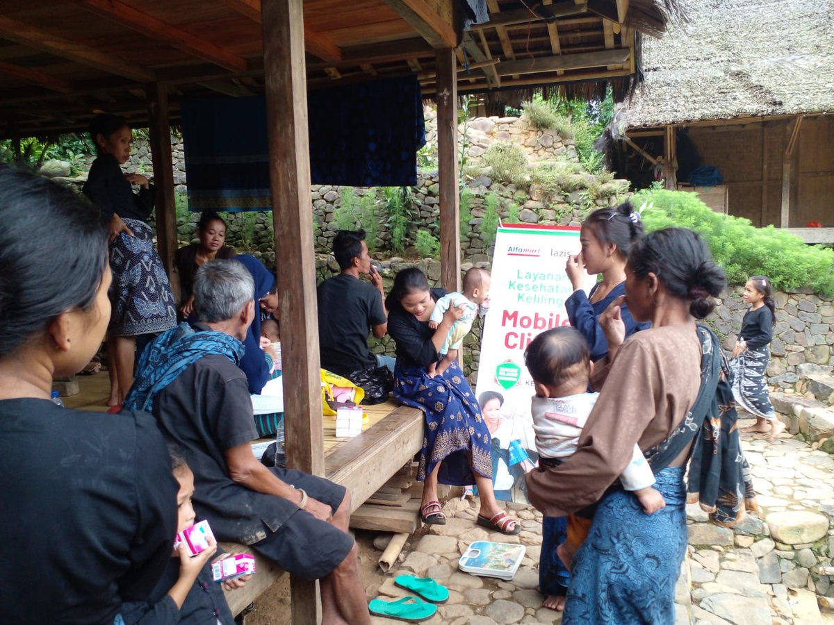 RelawanKampung's tweet photo. Pemeriksaan Kesehatan Keliling di Baduy. #Baduy #Kanekes https://t.co/808CIHRdp6