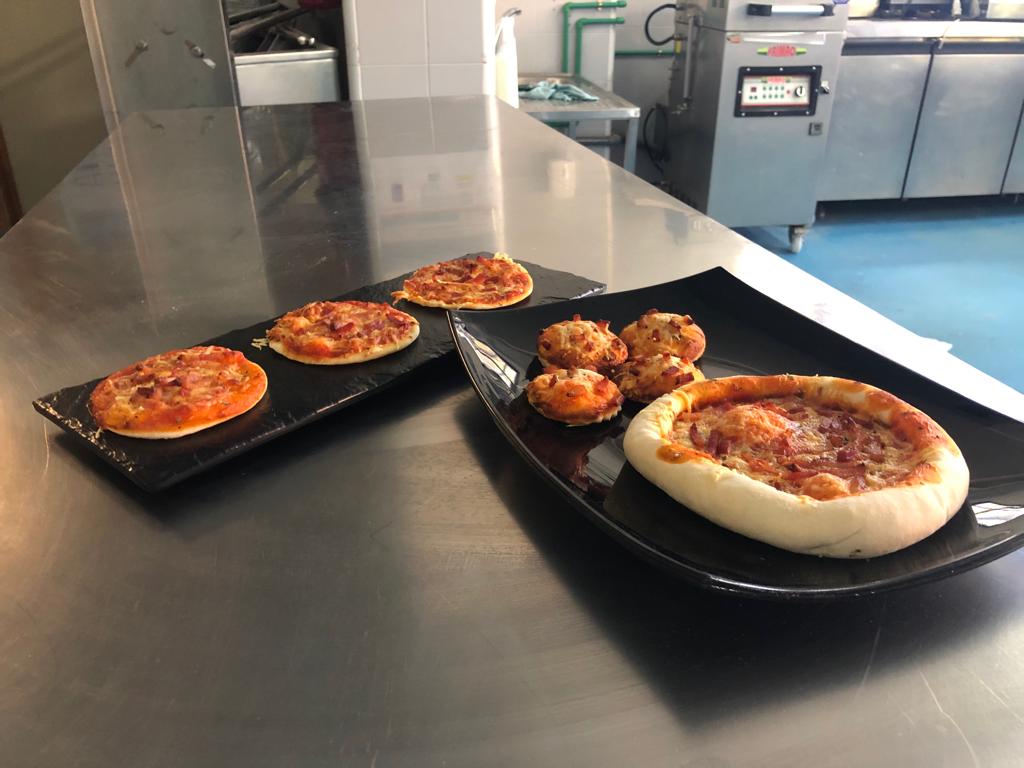 IESVandelvira's tweet photo. Mmmm! Pizzas elaboradas por los alumnos de 1º de Formación Profesional Básica. #educajccm
#formacionprofesional
#FP #pizza https://t.co/eH8ObrjijB