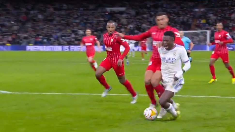 BanderinEnAlto's tweet photo. ✅ No hubo penalti de Diego Carlos (@SevillaFC) sobre Vinicius Júnior (@vinijr)

✅ Chocan ambos en la lucha por el balón y el blanco va al suelo con facilidad

👉 La indicación es no señalar este tipo de penaltis al límite y que el VAR no corrija, al ser jugada de interpretación https://t.co/zvavSDrZHr