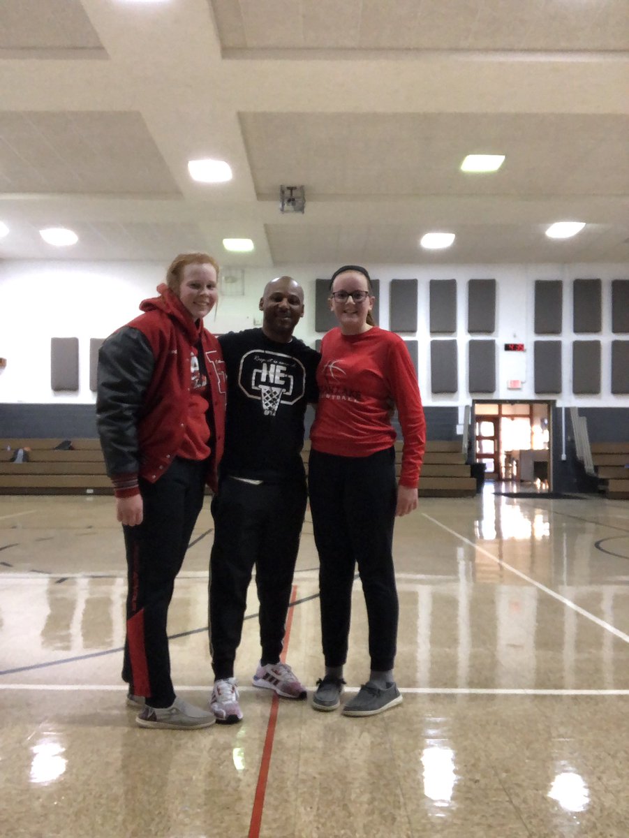 StephanieAltst1's tweet photo. Love being in the gym with these two. BTW Iβm dreading the day little sister is taller than me which is obviously pretty soon π @lake_basketball @HuntsmanElite #earntheedge https://t.co/n6o81W4ZDp