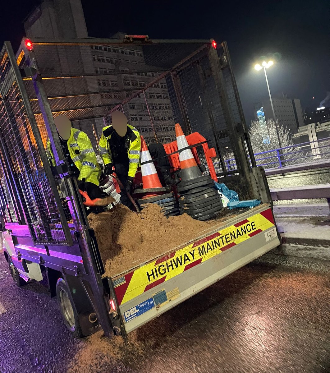 gmptraffic's tweet photo. Mancunian Way is currently closed West Bound at the junction of Ashton Old Road due to a collision. The roads are extremely icy, please drive to the conditions. Police Officers #XT58 + #XT78 are currently assisting #MCC gritting the road in order to reopen the carriageway https://t.co/vtvvdUNjNs