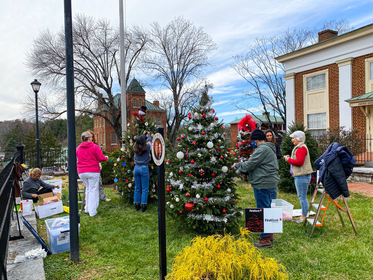 BotetourtChambr's tweet photo. The tree designers have been busy getting the trees ready for opening night of the @fbvirginia Tinsel Trail on 12/3. Here’s a sample of what you’ll see on Friday!🎄#fincastletinseltrail

https://t.co/ThZDsco6u2 https://t.co/mIlz8SGh7B