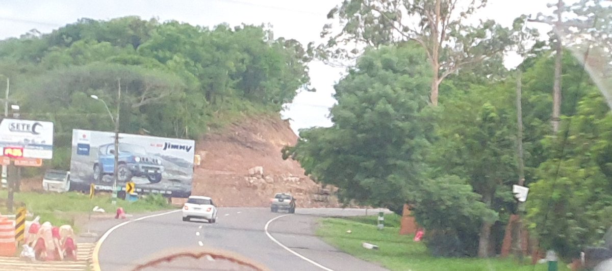 Vengo indignada al ver que rebanaron el cerro principal de subida a  Caacupé. Cómo es que no encuentran estas constructoras y el <a href="/mopcparaguay/">MOPC Paraguay</a> la forma de evitar destruir el paisaje que es todo un símbolo de identidad? Ya eliminaron el eucalital, ahora el cerro!!