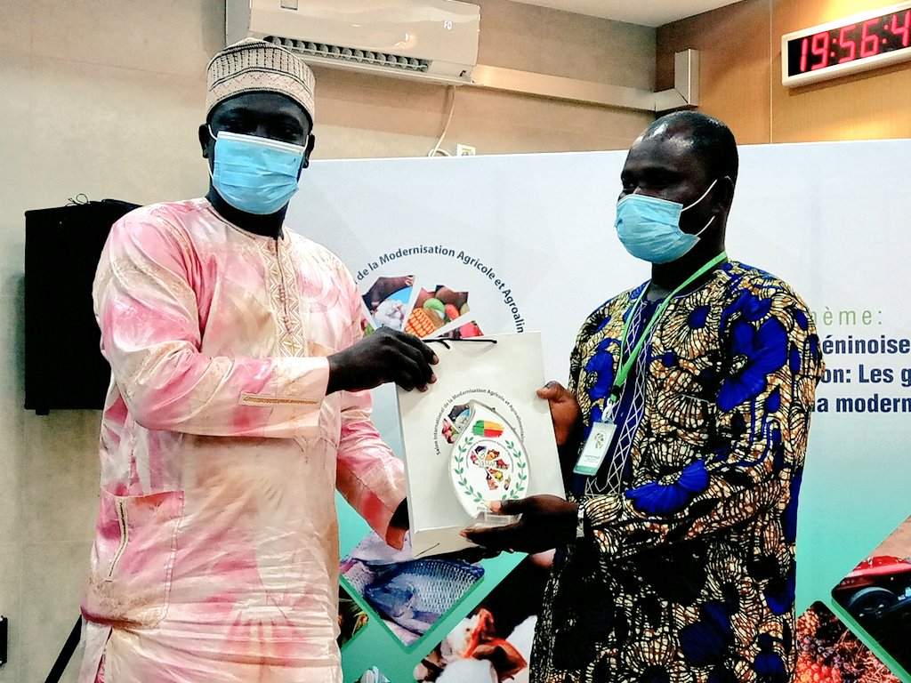 gouvbenin's tweet photo. Quelques images des distinctions honorifiques et remise des trophées #SIMAA aux acteurs du monde agricole. #Wasexo #Gouvbenin #AgricultureBenin #PAGBenin https://t.co/9jp7n7u1hT