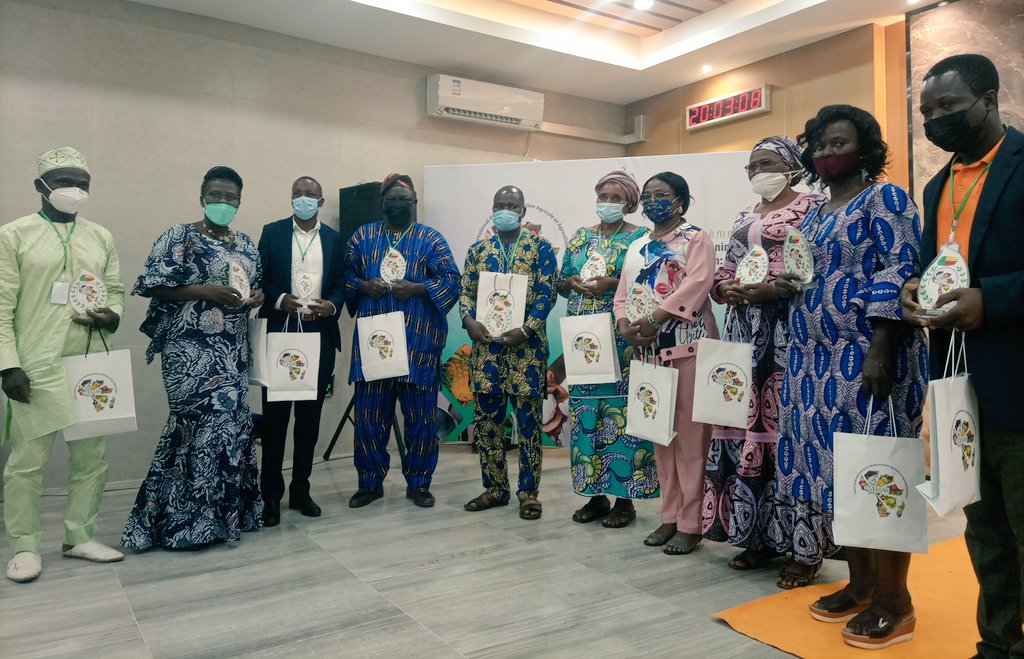 gouvbenin's tweet photo. Quelques images des distinctions honorifiques et remise des trophées #SIMAA aux acteurs du monde agricole. #Wasexo #Gouvbenin #AgricultureBenin #PAGBenin https://t.co/9jp7n7u1hT