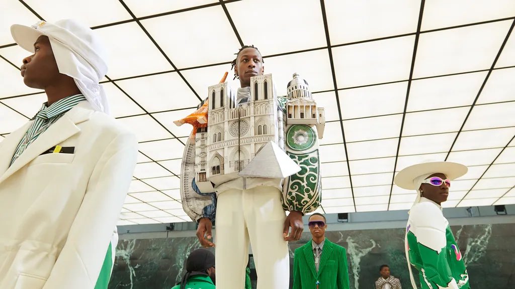 wrkhs's tweet photo. i want to bring back the louis vuitton fall 2021 collection. not only the pieces itself are beautiful, but the show, the performance that brought together fashion, poetry, music and dance. virgil abloh’s work was incredible, a complete spectacle. https://t.co/1RCpwJjKrv