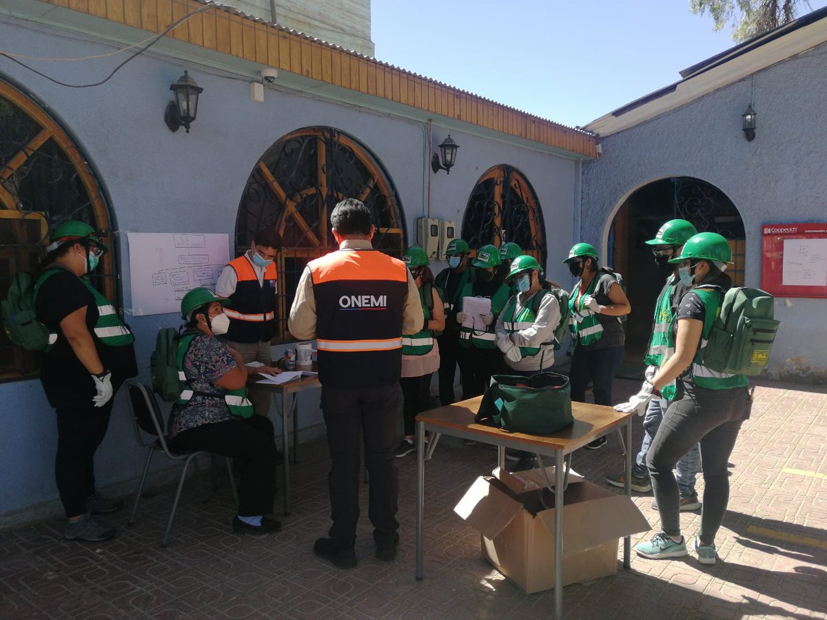 Senapred's tweet photo. #ONEMIAntofa junto a #ONEMIOHiggins, dirigentes de los barrios Tierra de tu Corazón, Buenos Amigos, vecinos y representantes municipales finalizan curso CERT del programa Quiero Mi Barrio/MINVU realizado en la ciudad de Calama. https://t.co/pVj81GtIoW