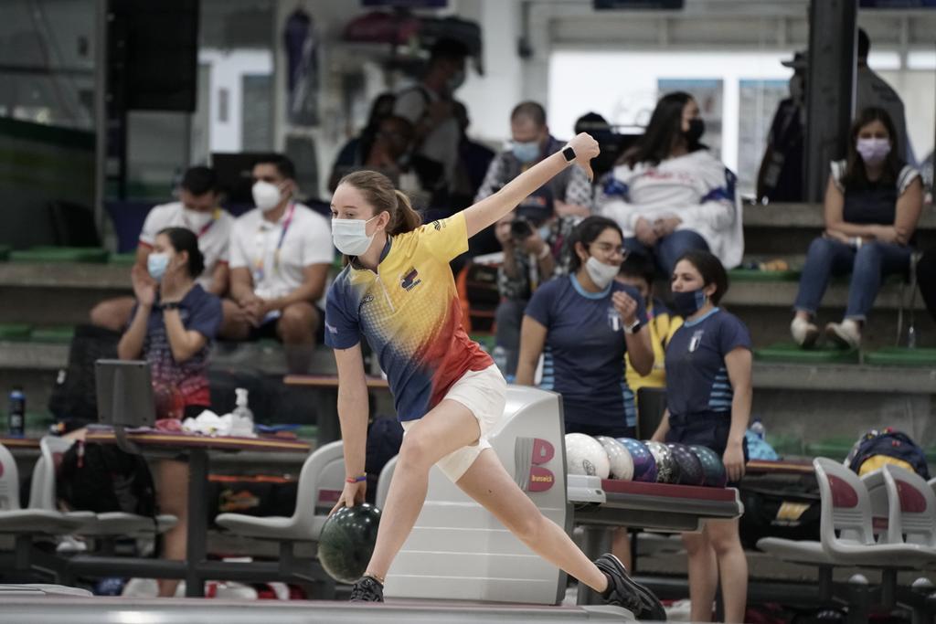 MinDeporteCol's tweet photo. Desde el Coliseo de Bolo en Cali, las selecciones masculina y femenina de bowling encaran la prueba de dobles en busca de un escalón en el gran podio panamericano. ¡Con su constancia y precisión, #NaceElFuturo! 🎳🇨🇴

#JuegosPanamericanosJunior https://t.co/5S2fMDFxvw