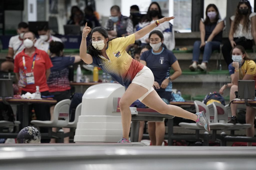MinDeporteCol's tweet photo. Desde el Coliseo de Bolo en Cali, las selecciones masculina y femenina de bowling encaran la prueba de dobles en busca de un escalón en el gran podio panamericano. ¡Con su constancia y precisión, #NaceElFuturo! 🎳🇨🇴

#JuegosPanamericanosJunior https://t.co/5S2fMDFxvw