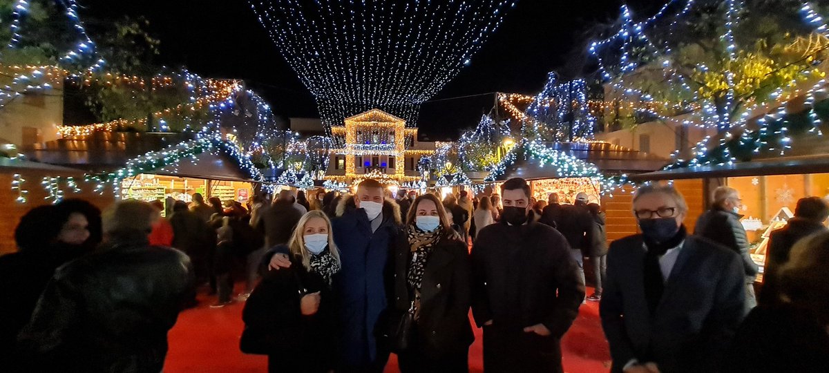 CFeretti's tweet image. Wahouuuuuuu 😍💕
Inauguration des 20ans des Hivernales de la @lagarde83130  ! 
C’est parti 🎄✨ 🎅 
Toujours un plaisir d&apos;être au côté de mon ami #JeanLouisMasson Maire de la ville et de son Conseil Municipal .
Venez en profiter ! 

#hivernales2021 #édition2021 #villedelagarde