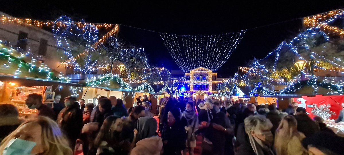 CFeretti's tweet image. Wahouuuuuuu 😍💕
Inauguration des 20ans des Hivernales de la @lagarde83130  ! 
C’est parti 🎄✨ 🎅 
Toujours un plaisir d&apos;être au côté de mon ami #JeanLouisMasson Maire de la ville et de son Conseil Municipal .
Venez en profiter ! 

#hivernales2021 #édition2021 #villedelagarde