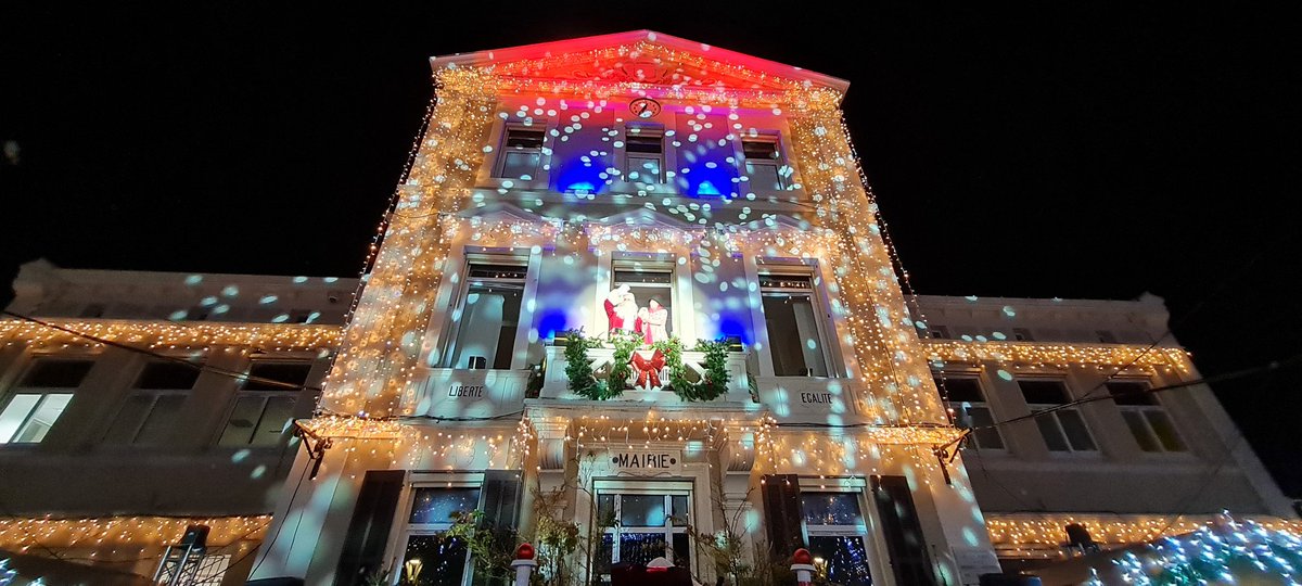 CFeretti's tweet image. Wahouuuuuuu 😍💕
Inauguration des 20ans des Hivernales de la @lagarde83130  ! 
C’est parti 🎄✨ 🎅 
Toujours un plaisir d&apos;être au côté de mon ami #JeanLouisMasson Maire de la ville et de son Conseil Municipal .
Venez en profiter ! 

#hivernales2021 #édition2021 #villedelagarde