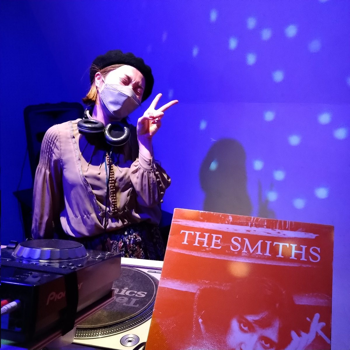 Mayumi3bi's tweet photo. 11/28 diary1
イチべー行って来ました!
ミスズさんのDJも素敵で、
タイちゃんのdisco girlのcoverはすごくカッコよくって胸が熱くなりました。年末閉店のイチべー。お世話になりました。まだ信じられないけど。。シマダくんとタイちゃんと記念にパチリ📸
#ichibee https://t.co/KiuQwBixBU