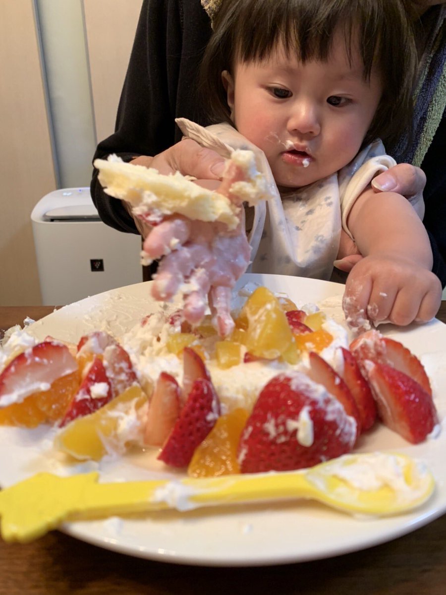 ran_reipapa's tweet photo. チビちゃん1歳なったよー
初めてのケーキと靴🥰
一升餅もかるって可愛いかったー😍 https://t.co/8QXASjd2PX