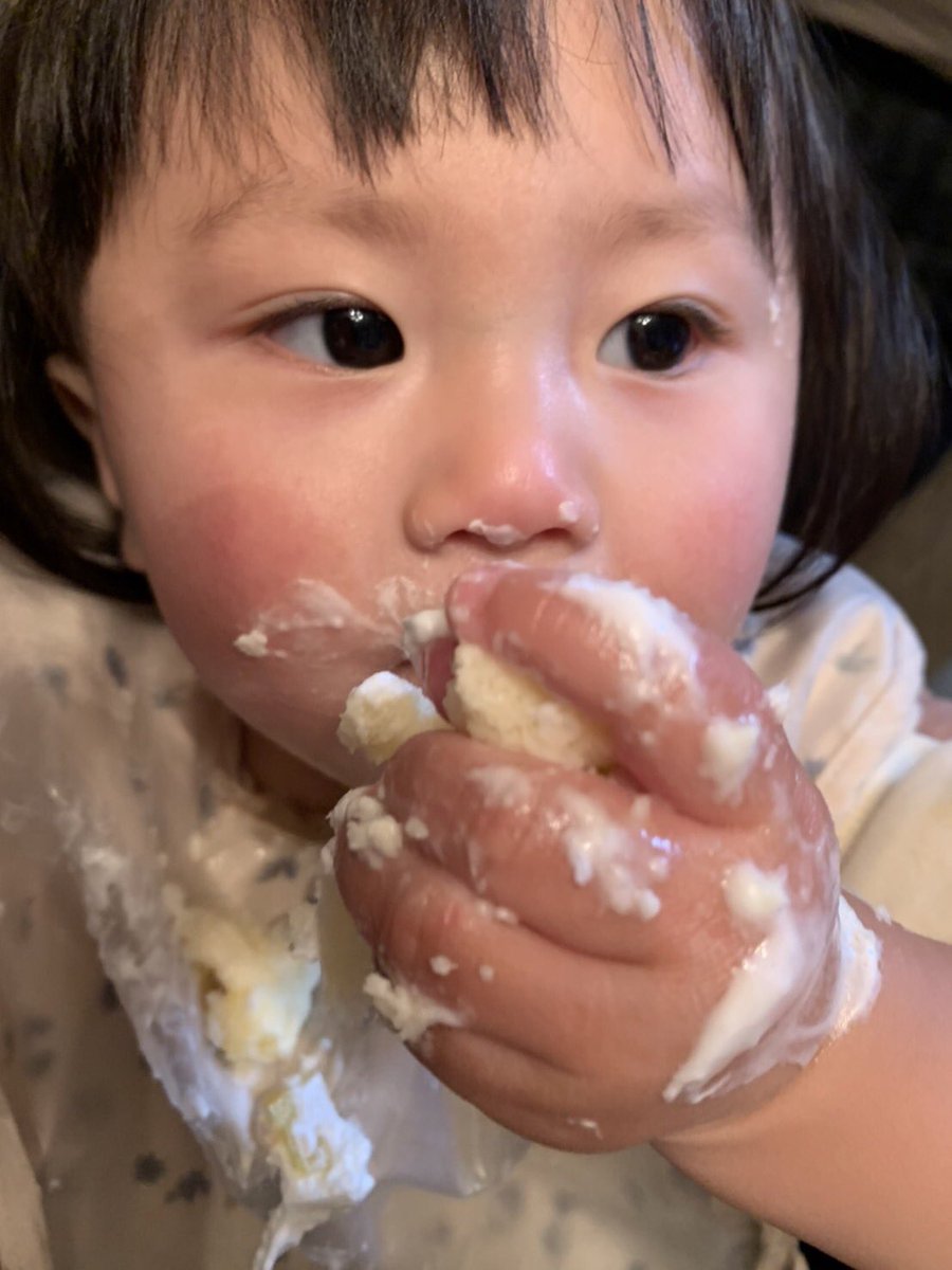 ran_reipapa's tweet photo. チビちゃん1歳なったよー
初めてのケーキと靴🥰
一升餅もかるって可愛いかったー😍 https://t.co/8QXASjd2PX