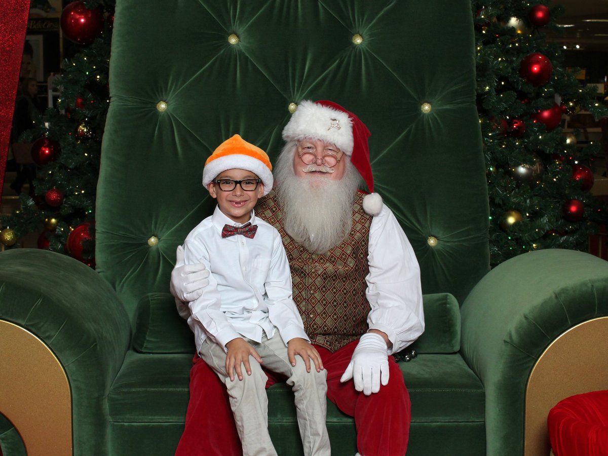 Megan_Watson55's tweet image. Quick visit with Santa today rocking his #HomeDepot Santa hat while wearing his “scientist” shirt. Sweet boy with a toothless grin. #santa #twofrontteeth @HamiltonPlaceTN