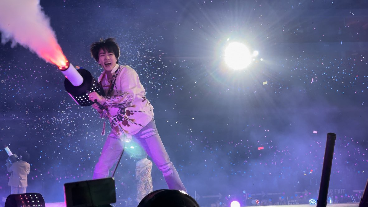 epiphanq's tweet image. my favorite seokjin photo of the night &lt;3 i love him