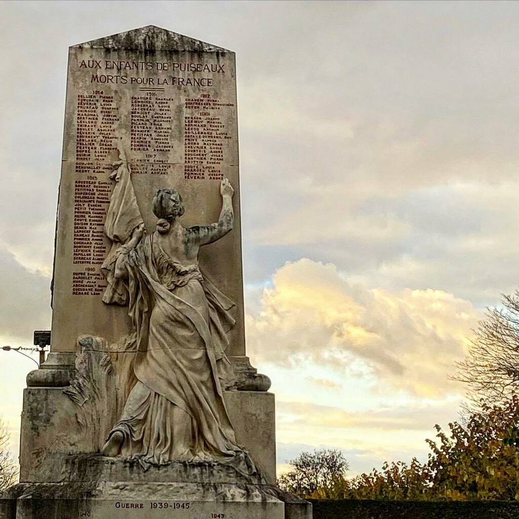 L_E_Ba's tweet photo. Faudra t il écrire d’autres noms? #monumentauxmorts #dpdn #ww1 #ww2 #remember #streetart #streetphotography #puiseaux #loiret #loirettourisme #centrevaldeloire #ig_france #igersfrance https://t.co/Jze4F9fY1U https://t.co/XJUjNEliEw