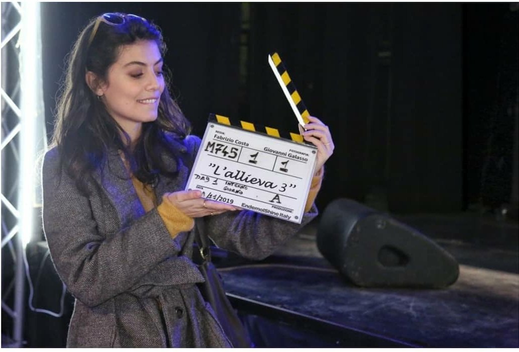 IngegnerCarla's tweet photo. Le scene al locale di episodio 7 :)
Le ricostruzioni del giallo e poi Alice e la fonica e Alice&amp;Silvia. 

Il giorno dopo il sopralluogo con la Suprema e gli interrogatori.

E - non che abbia importanza - my primo incontro sul set con AM &amp; Liskova.

#lallieva3 #backstageAparole https://t.co/3Ddn84QfMX