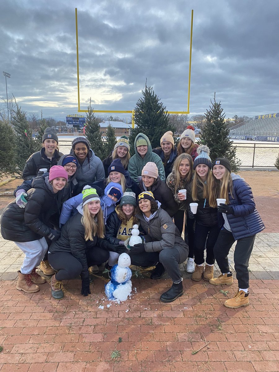 Mr__231's tweet photo. Girls found some fun while volunteering this afternoon at the annual EGR 🎄 sale! #Family #MPNE #BuildingBonds @egrpschools @EGR_GirlsBBall @HeatherCarlson3 @CoachTHammond @alisparling https://t.co/w7Fk0PJlJB