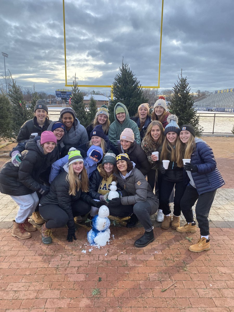 Mr__231's tweet photo. Girls found some fun while volunteering this afternoon at the annual EGR 🎄 sale! #Family #MPNE #BuildingBonds @egrpschools @EGR_GirlsBBall @HeatherCarlson3 @CoachTHammond @alisparling https://t.co/w7Fk0PJlJB