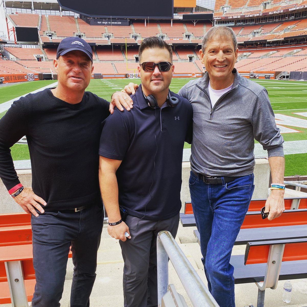 BernieKosarQB's tweet photo. Appreciate The Awesome Response To Our New @Progressive #Wifi TV Spot Continue To Be Impressed With How @bakermayfield Carries Himself On & Off The Field. Big Game Tonight #GoBrowns #UMatter #Partner #AtHomeWithBaker
https://t.co/WfqSH4ECK5 https://t.co/K55exEf5yO