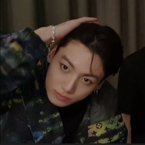 Last night was so much fun. Long time no see you Army, seeing you up close makes me very happy. I also did Live with the hyungs, did you enjoy it? thank you for all the love. <3