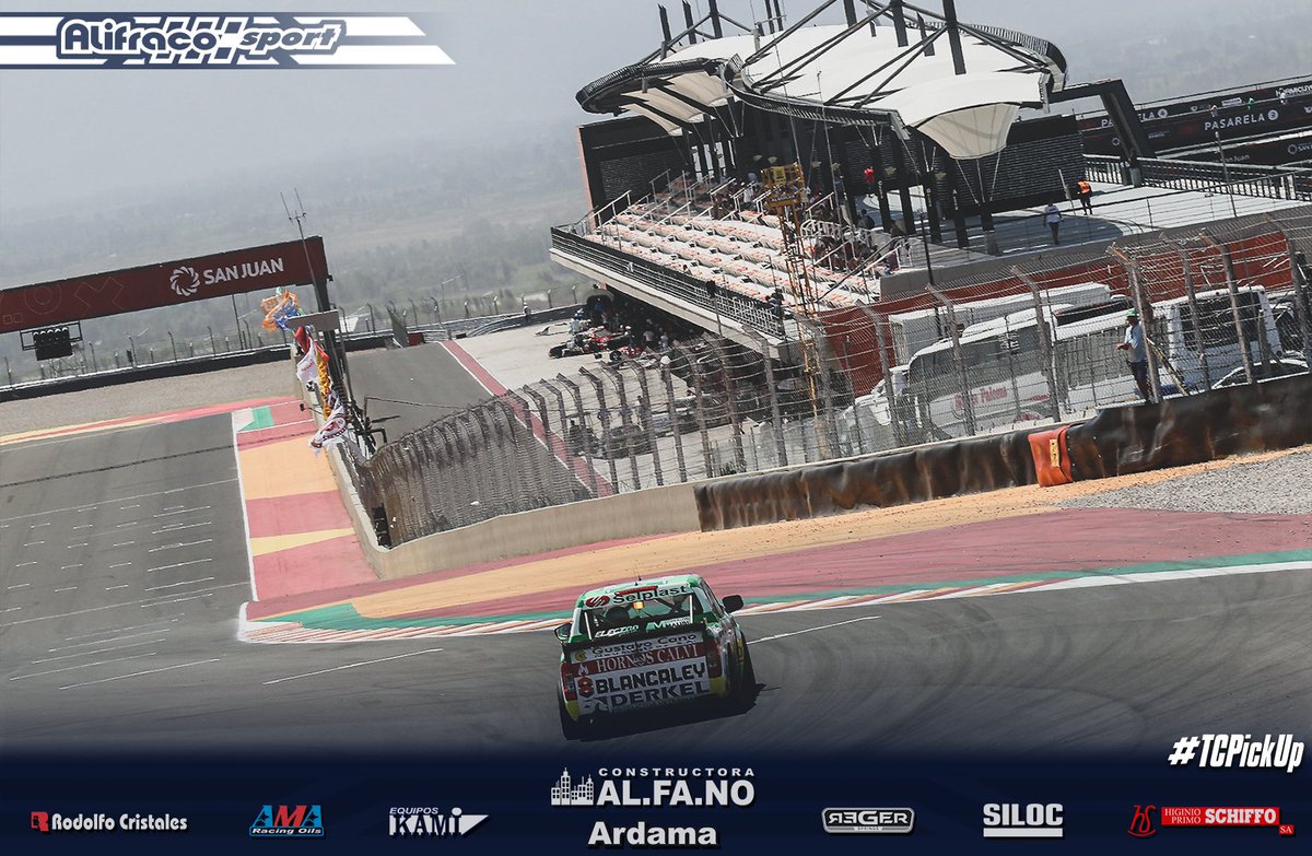 AlifracoSport's tweet photo. 🏁 Fin del #TCPickUp en San Juan, y también del campeonato 2021.
🔹 Terminamos el año con un gran P4 junto a Facu en el día de hoy. 
🔹Lucas venia avanzando, hasta que un toque cerca de finalizar lo retrasó.
-
@FacuChapur
@Lcarabajalok
-
@actcargentina 🚗💨 https://t.co/wMTZxh2r40