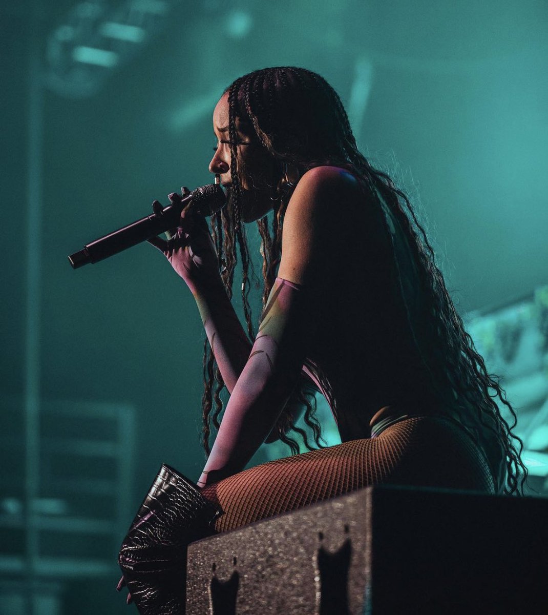 nashedaiIy's tweet photo. who else misses the 333 tour? https://t.co/oFtbLEshQ1