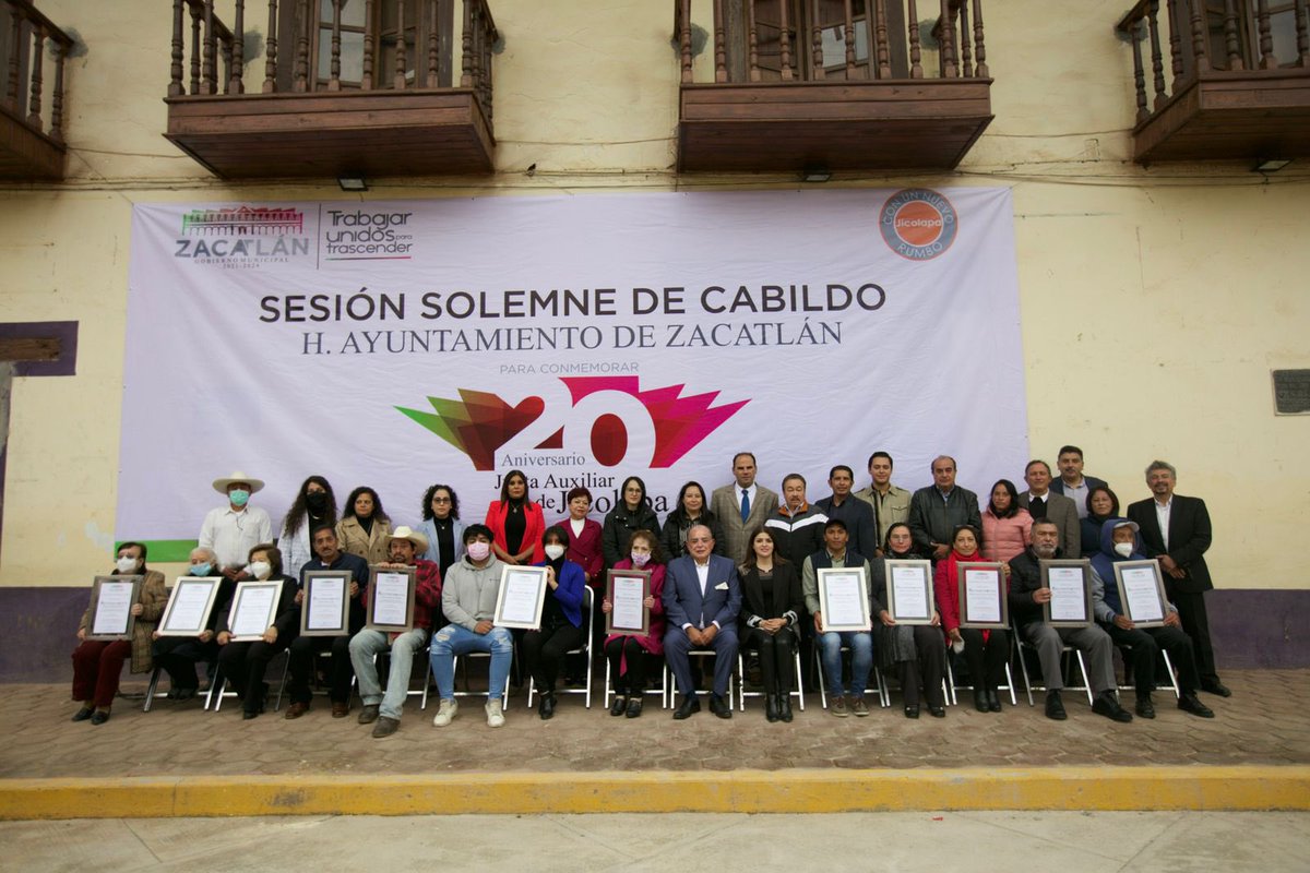 Gob_Zacatlan's tweet photo. El Presidente Municipal, @pepemarquezm, encabezó las sesiones de Cabildo para conmemorar el 20 aniversario de #Atzingo y #Jicolapa como juntas auxiliares de #Zacatlán🍎. https://t.co/lF9XjWmEOR