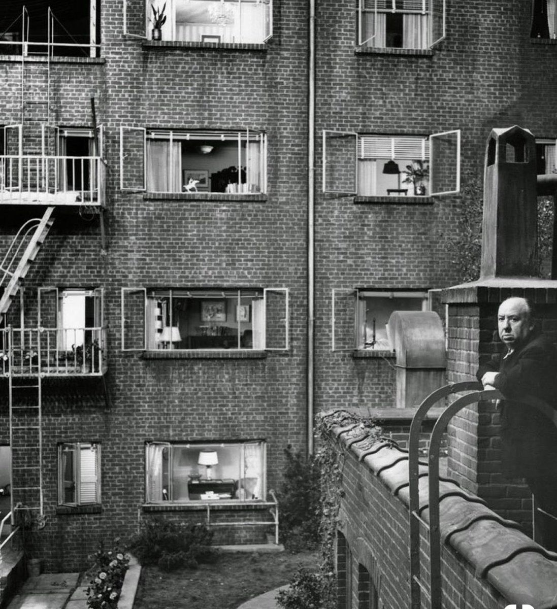 ddoniolvalcroze's tweet photo. Alfred Hitchcock on the set of REAR WINDOW (1954) https://t.co/lHHHBBKWgz