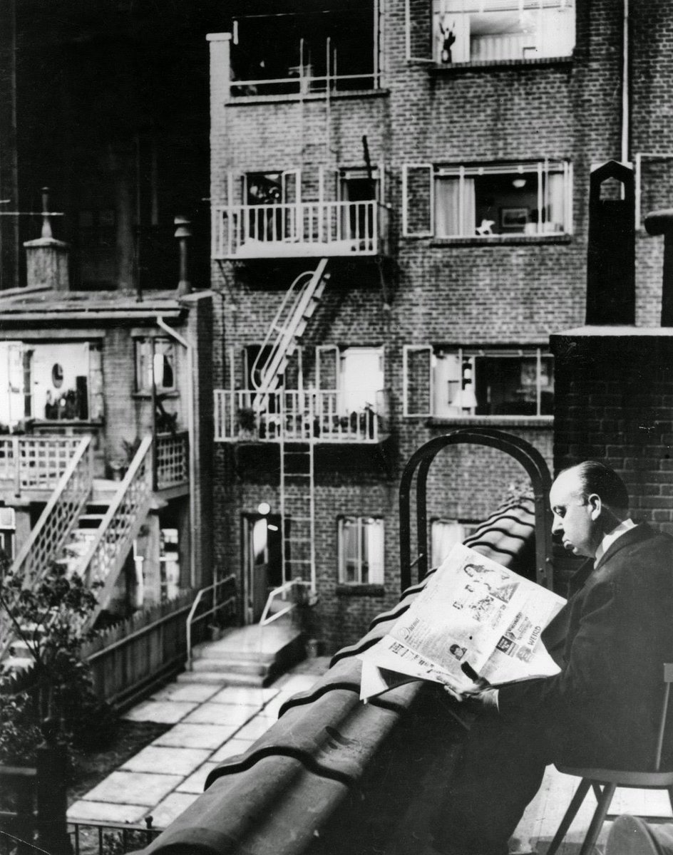 ddoniolvalcroze's tweet photo. Alfred Hitchcock on the set of REAR WINDOW (1954) https://t.co/lHHHBBKWgz