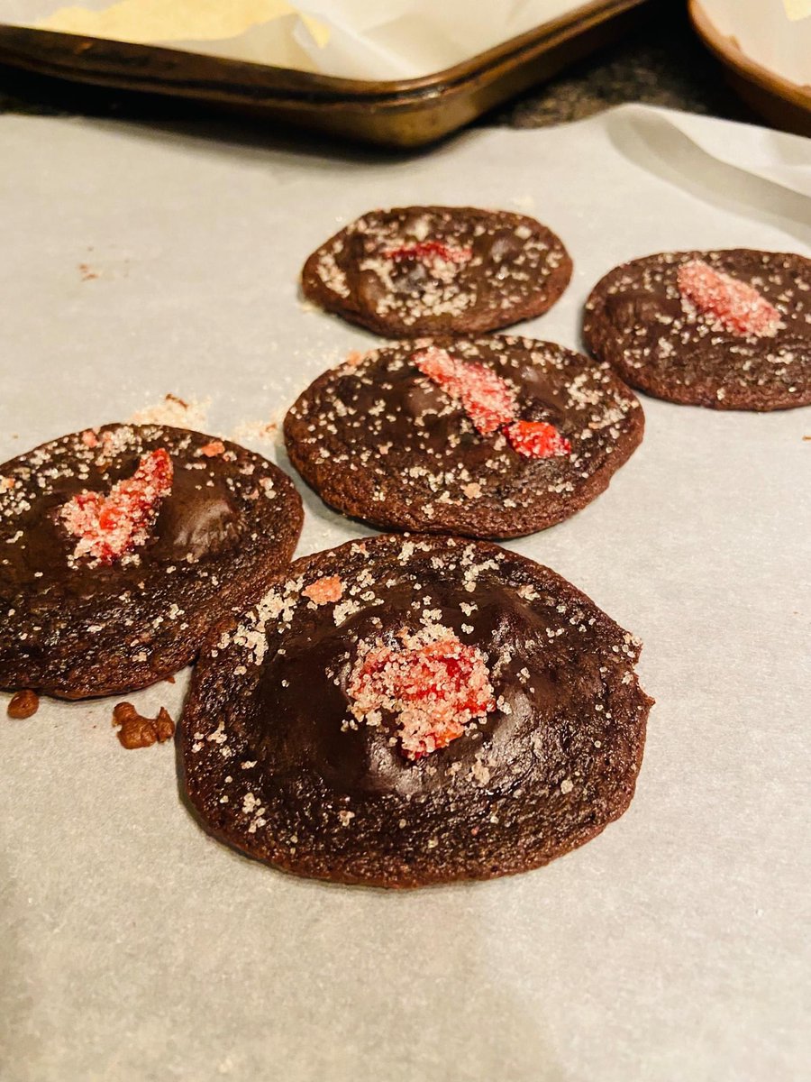 theFOWLISHHOUND's tweet photo. Oh man! Some #InfusionFun! #DLewsionalEATS made some #HighTerpene #FullSpectrum #Medicinal chocolate cookies with #CannaSugar candied dehydrated #strawberries. #Tasty #Foodie #CannabisCommunity #Mmemberville #StonerFam #420life #baking #CannaTreats #photography #CannaChef https://t.co/2A8hIMSFZx