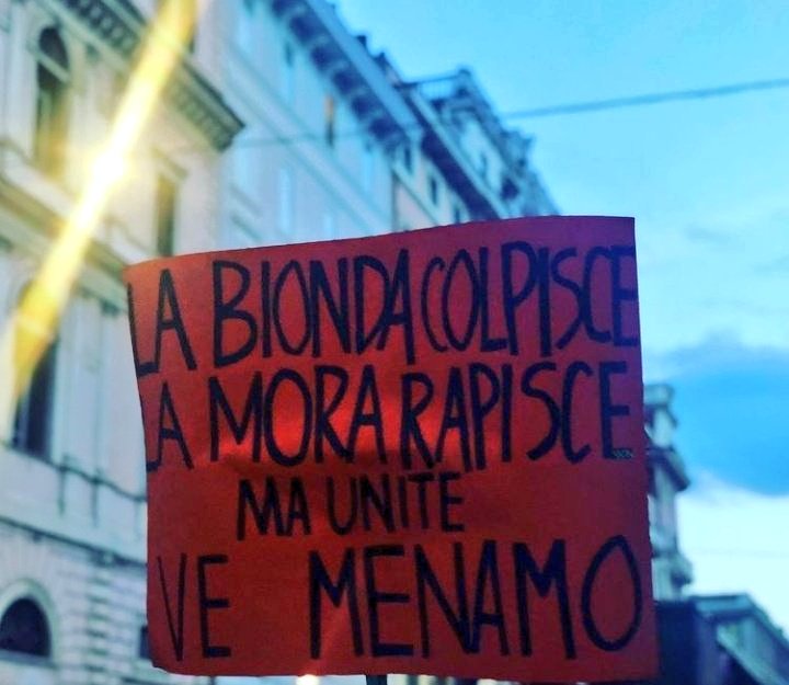 nonunadimeno's tweet photo. Se non te la do #nontelaprendere 

Ecco il piano femminista contro le molestie in strada direttamente dalla piazza di Roma #nonunadimeno #GretaBeccaglia https://t.co/O2inGl2CYF