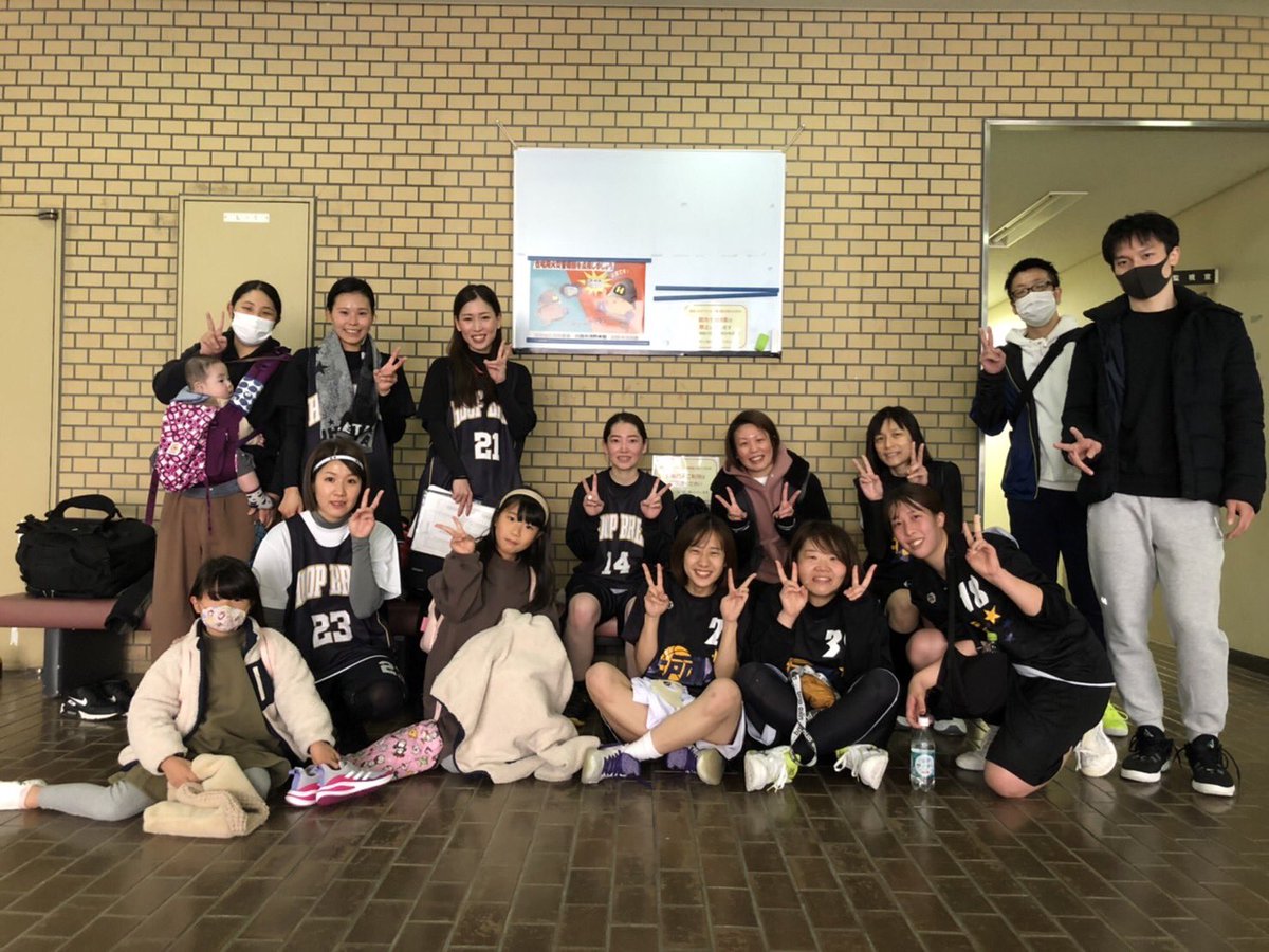 EPOK96001528's tweet photo. 昨日は川西市市民大会の決勝でした！
接戦の末、4点差で負けてしまい準優勝でした〜🥈
惜しくも連覇ならずでしたが、全員出場し楽しく試合できました🏀

コロナにより人数が厳しい現状ですが、多くの方のご協力により大会に参加することができ感謝しかないです🙇‍♂️
#女子バスケ 
#バスケ試合 https://t.co/Yfyo2yjkuK