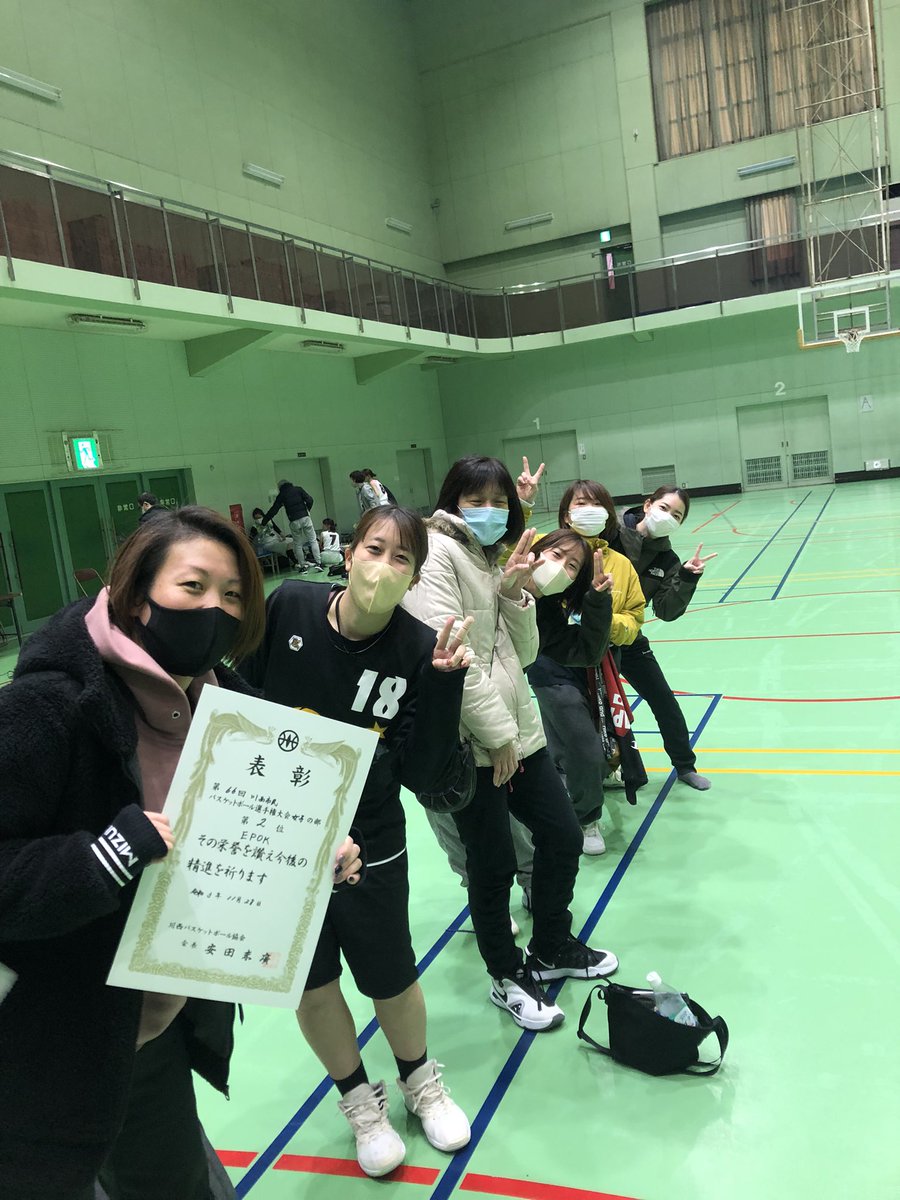 EPOK96001528's tweet photo. 昨日は川西市市民大会の決勝でした！
接戦の末、4点差で負けてしまい準優勝でした〜🥈
惜しくも連覇ならずでしたが、全員出場し楽しく試合できました🏀

コロナにより人数が厳しい現状ですが、多くの方のご協力により大会に参加することができ感謝しかないです🙇‍♂️
#女子バスケ 
#バスケ試合 https://t.co/Yfyo2yjkuK
