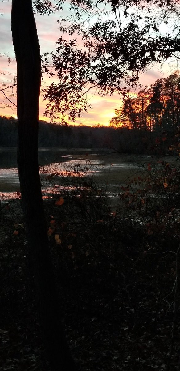 BJOwrites's tweet photo. I haven't written yet today, but I went on a 15-mile walk with my good friend @jessieclodfelt2 and got these amazing sunset shots and now I'm all inspired #writeinspired #ChasingSunsets https://t.co/Ok4Tcaca8h