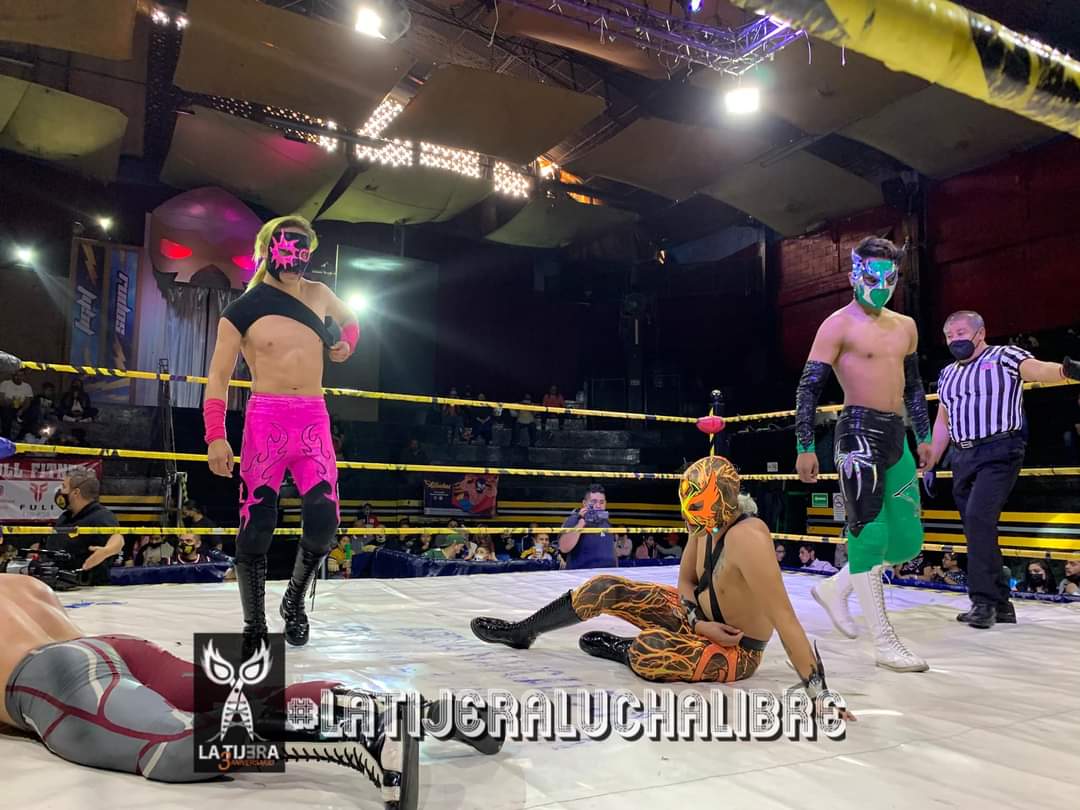 LaTijeraLucha's tweet photo. #SpiderFly y #Sol derrotan en una primera y dinámica lucha de los tradicionales domingos de #ArenaNaucalpan a los jóvenes rudos #Shalom y #XDevil, en una contienda que dejo caliente al público asistente al #CosoDeSanBartolo...
#latijeraluchalibre https://t.co/pPvGUUgcDr