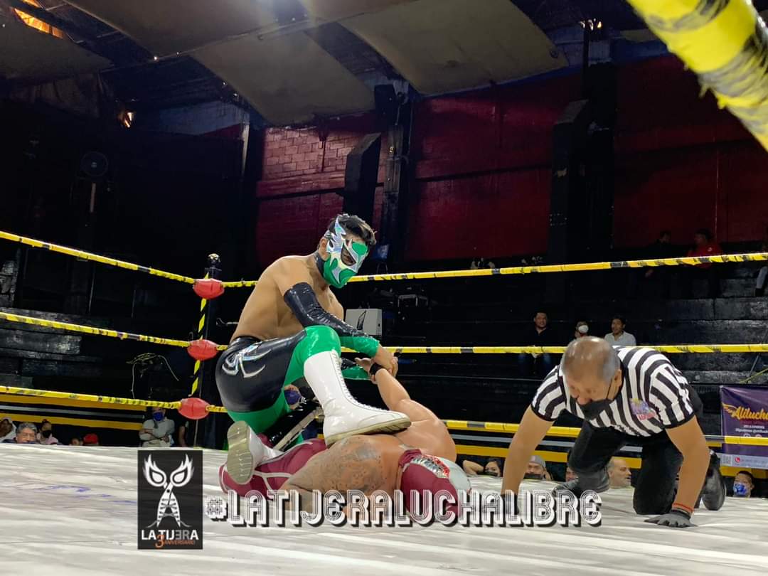 LaTijeraLucha's tweet photo. #SpiderFly y #Sol derrotan en una primera y dinámica lucha de los tradicionales domingos de #ArenaNaucalpan a los jóvenes rudos #Shalom y #XDevil, en una contienda que dejo caliente al público asistente al #CosoDeSanBartolo...
#latijeraluchalibre https://t.co/pPvGUUgcDr