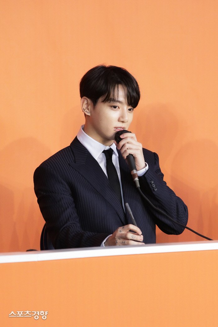 TheTKGlobal's tweet photo. 📸| BTS Press Conference at SoFi Stadium | Jungkook
""I'm very embarrassed, but there are only three words. The remaining words were 'Focus on Enjoying Every Moment'," he laughed."
Jungkook in reply to being asked about his incomplete sentence after "Focus On" during #AMAs2021 https://t.co/b0Hwnv3sOV